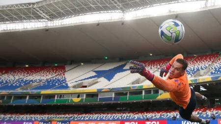 Ederson em treinamento no Mangueirão para a estreia da Seleção nas Eliminatórias