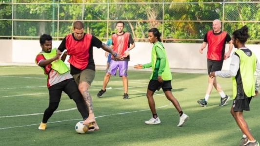 Ederson joga bola com hóspedes e funcionários do hotel Kandima