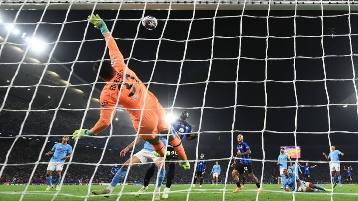Ederson brilha com milagre na final da Champions: 'Ficha não caiu'