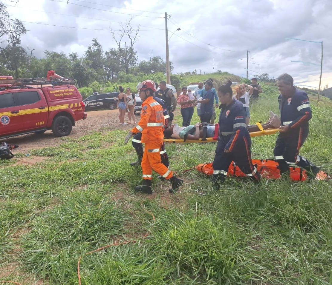 Bombeiros resgatam vítimas de queda após voo de paraglider na Serra da Viúva