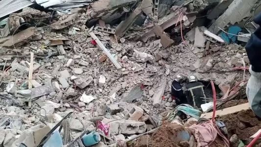 Edifício de quatro andares desabou sobre um outro prédio