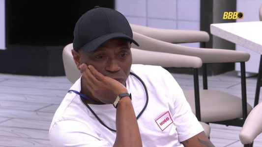 Edilson pensativo na cozinha do BBB 26