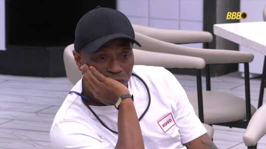 Edilson pensativo na cozinha do BBB 26
