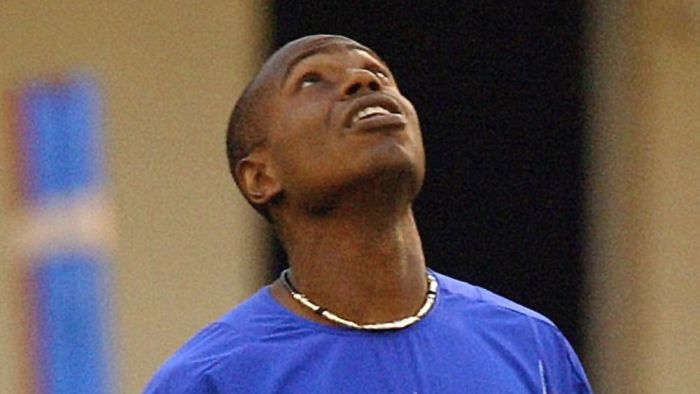 Edilson em treino da Seleção Brasileira para a Copa do Mundo de 2002