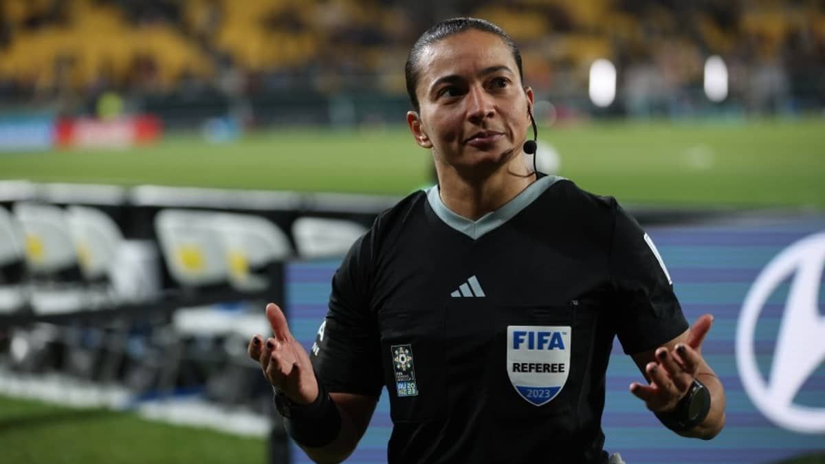 Edina Alves será a primeira brasileira a apitar oito jogos de Copas do Mundo