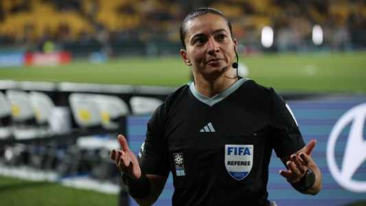 Edina será a primeira árbitra brasileira a apitar oito jogos de Copas do Mundo