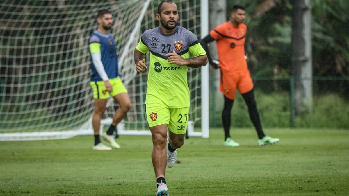 Edinho comenta luta por titularidade no Sport: 'Muitos jogadores bons nas pontas'