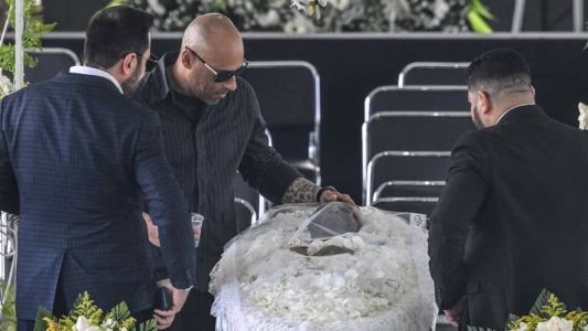 Edinho esteve toda a manhã ao lado do corpo de Pelé na Vila Belmiro