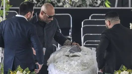 Edinho se despediu de Pelé em velório na Vila Belmiro, em Santos
