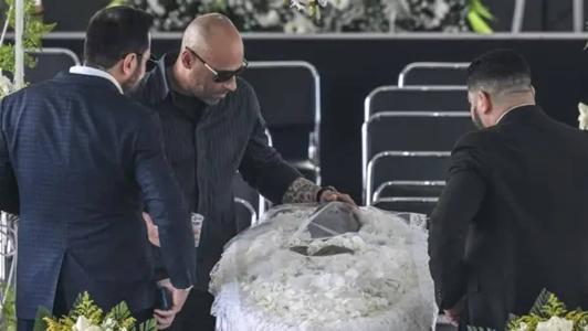 Edinho se despediu de Pelé em velório na Vila Belmiro, em Santos
