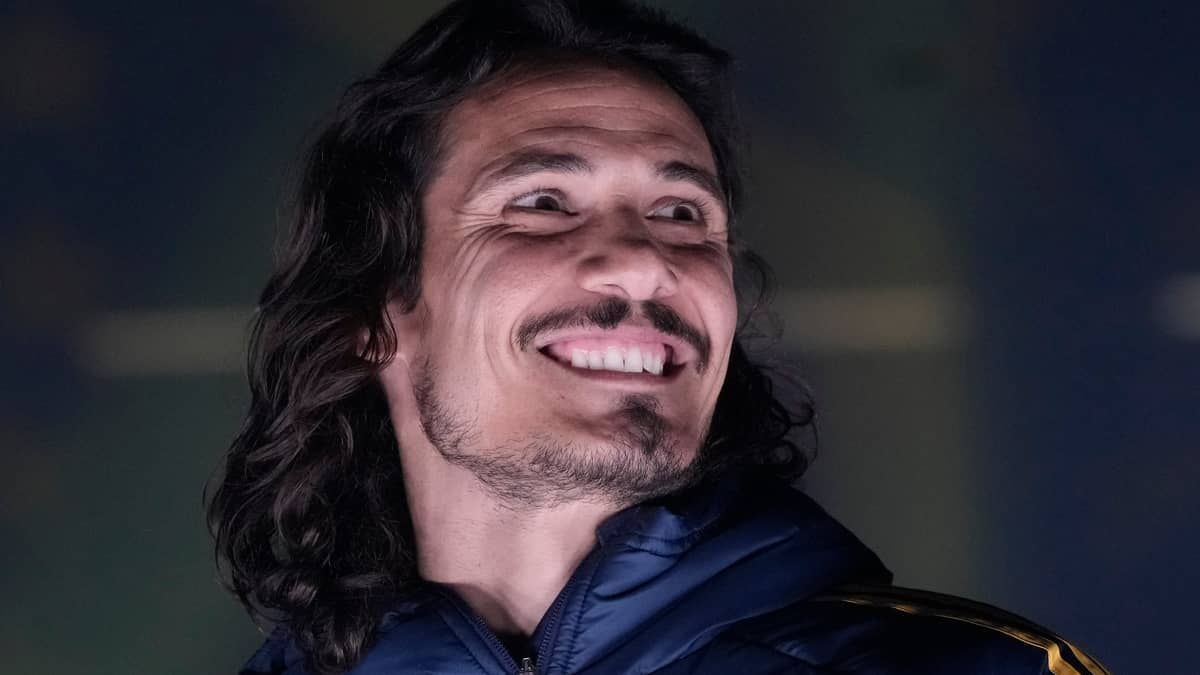 Cavani é apresentado no Boca Juniors com Bombonera lotada e festa