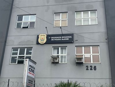 Após ser preso em Silvianópolis, suspeito foi levado para a delegacia de Pouso Alegre