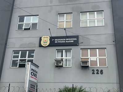 Após ser preso em Silvianópolis, suspeito foi levado para a delegacia de Pouso Alegre