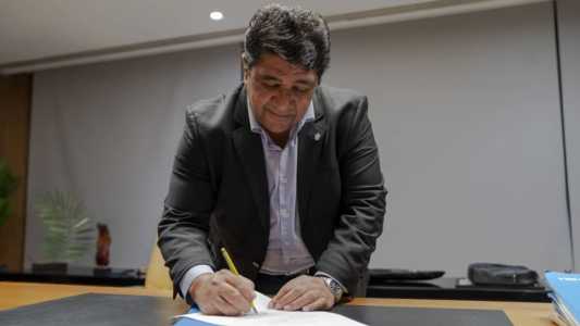 Ednaldo Rodrigues, presidente da CBF, assina documento na sede da entidade no Rio de Janeiro