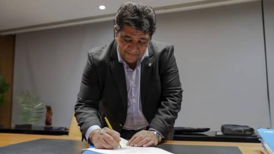 Ednaldo Rodrigues, presidente da CBF, assina documento na sede da entidade no Rio de Janeiro