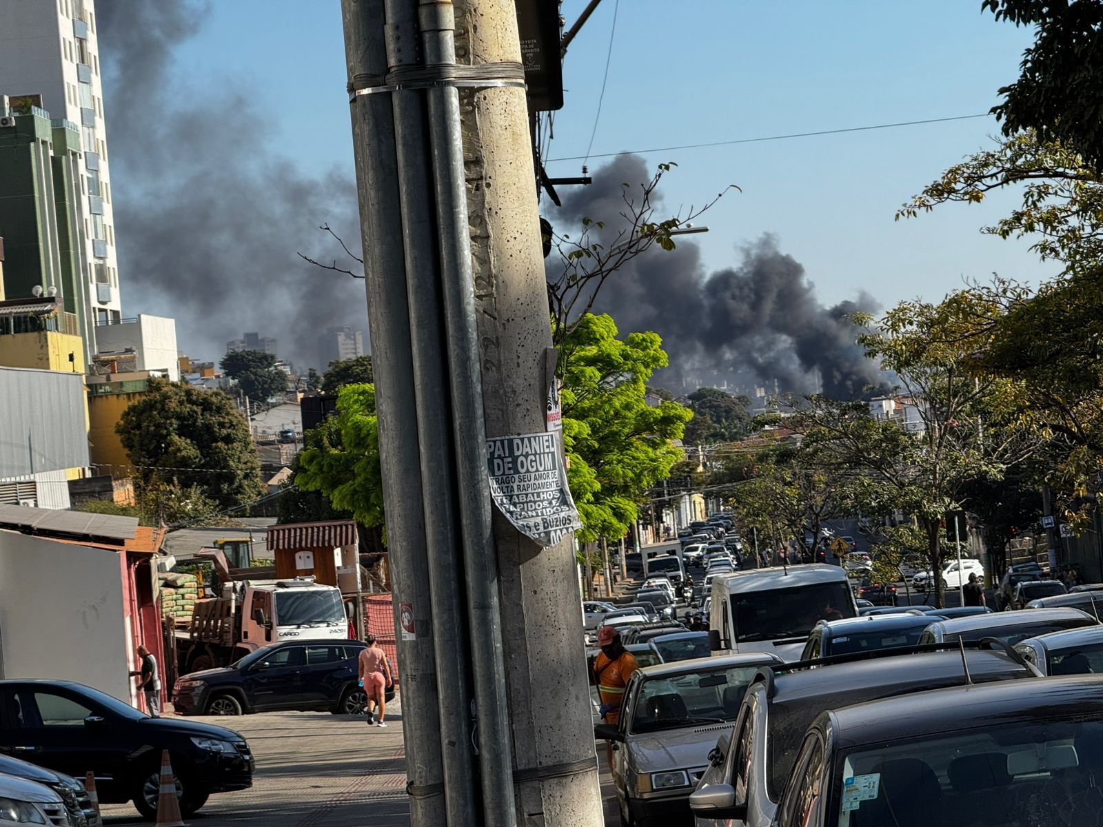 Incêndio mobiliza bombeiros e assusta motoristas na Região Oeste de BH