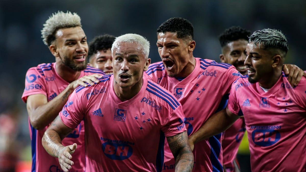 Campeão brasileiro pelo Cruzeiro surpreende e anuncia pausa na carreira