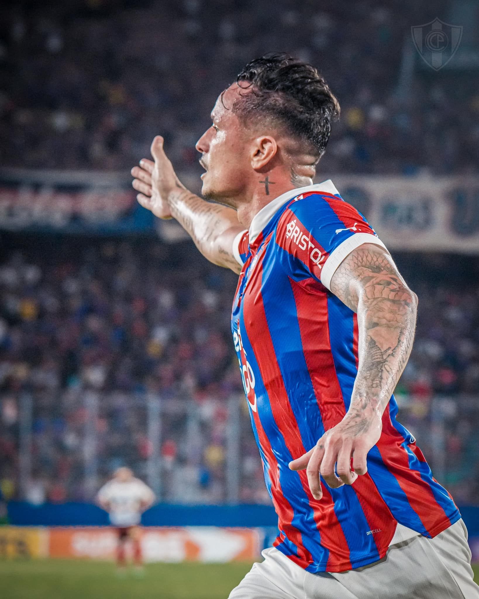 Artilheiro ex-Cruzeiro desencanta e faz primeiro gol por clube sul-americano
