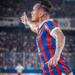 Artilheiro ex-Cruzeiro desencanta e faz primeiro gol por clube sul-americano