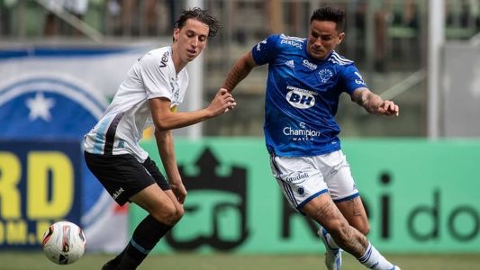 Edu dribla Geromel em confronto entre Cruzeiro x Grêmio, no Independência