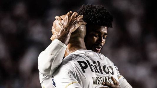 Eduardo Bauermann (esquerda) fez o segundo gol do Peixe