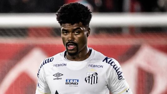 Eduardo Bauermann, zagueiro do Santos, em ação contra o Newell's Old Boys