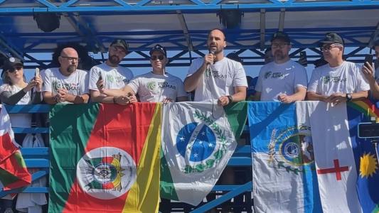 Eduardo Bolsonaro compara professores a traficantes; PF deve analisar fala.