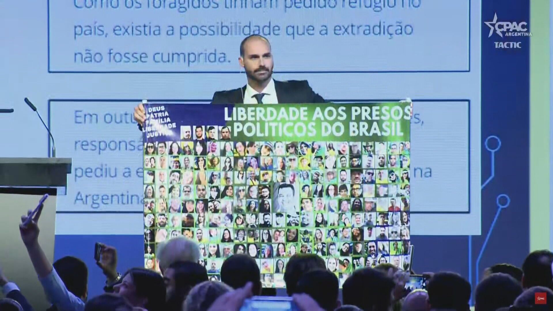 Publicação de Eduardo Bolsonaro nas redes pode levar à prisão do pai, alerta Moraes