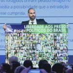 Publicação de Eduardo Bolsonaro nas redes pode levar à prisão do pai, alerta Moraes