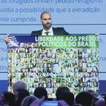 Publicação de Eduardo Bolsonaro nas redes pode levar à prisão do pai, alerta Moraes