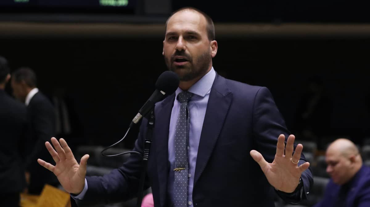 Nunes Marques dá 15 dias para Eduardo Bolsonaro explicar 'fake news' contra Daniela Mercury  