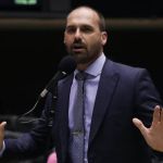 Nunes Marques dá 15 dias para Eduardo Bolsonaro explicar 'fake news' contra Daniela Mercury  