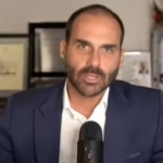Dos EUA, Eduardo Bolsonaro participa remotamente de audiência na Câmara