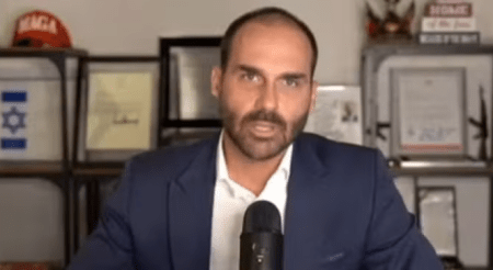 Deputado licenciado Eduardo Bolsonaro em comissão da Câmara