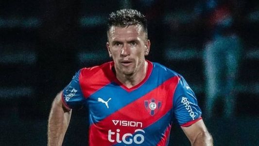 Eduardo Brock em jogo pelo Cerro Porteño
