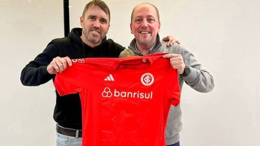 Eduardo Coudet ao lado do presidente Alessandro Barcellos