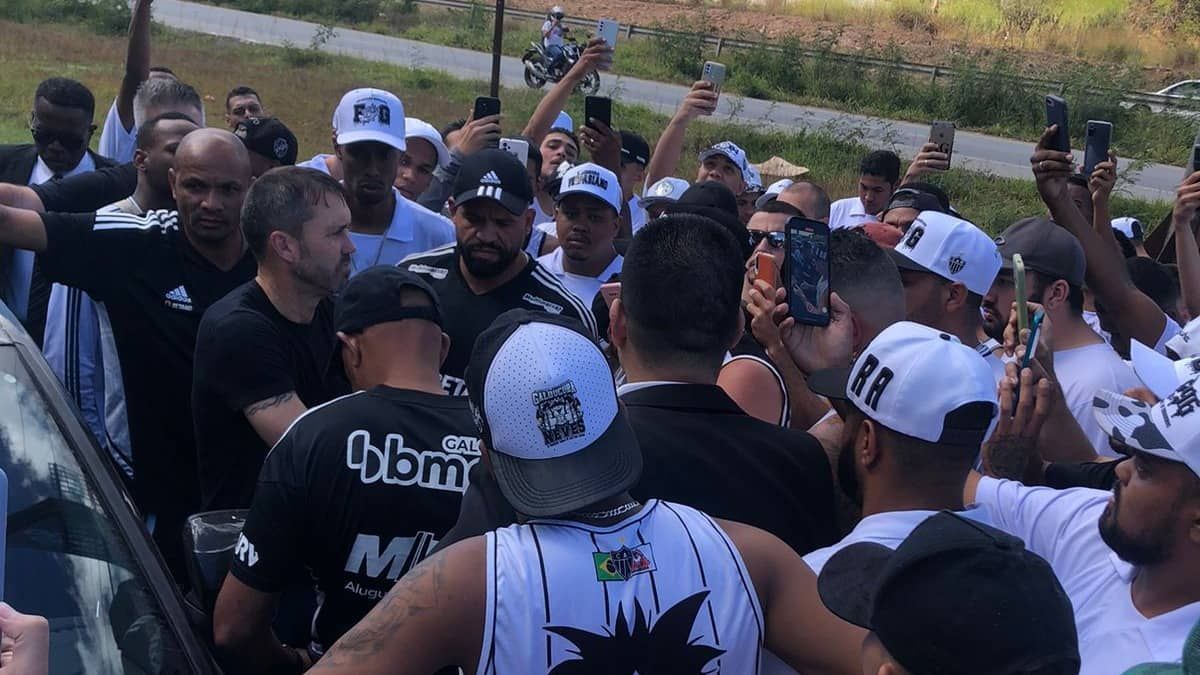 Atlético: Coudet é cercado e intimidado por organizada ao chegar à Cidade do Galo