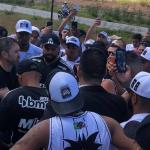 Atlético: Coudet é cercado e intimidado por organizada ao chegar à Cidade do Galo