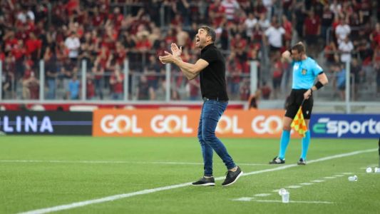 Eduardo Coudet comanda o Inter na Ligga Arena, contra o Athletico