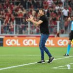 Coudet explica que grama sintética ajudou na decisão de poupar atletas do Inter