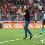 Coudet explica que grama sintética ajudou na decisão de poupar atletas do Inter
