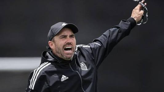 Eduardo Coudet comanda o Atlético em jogo-treino