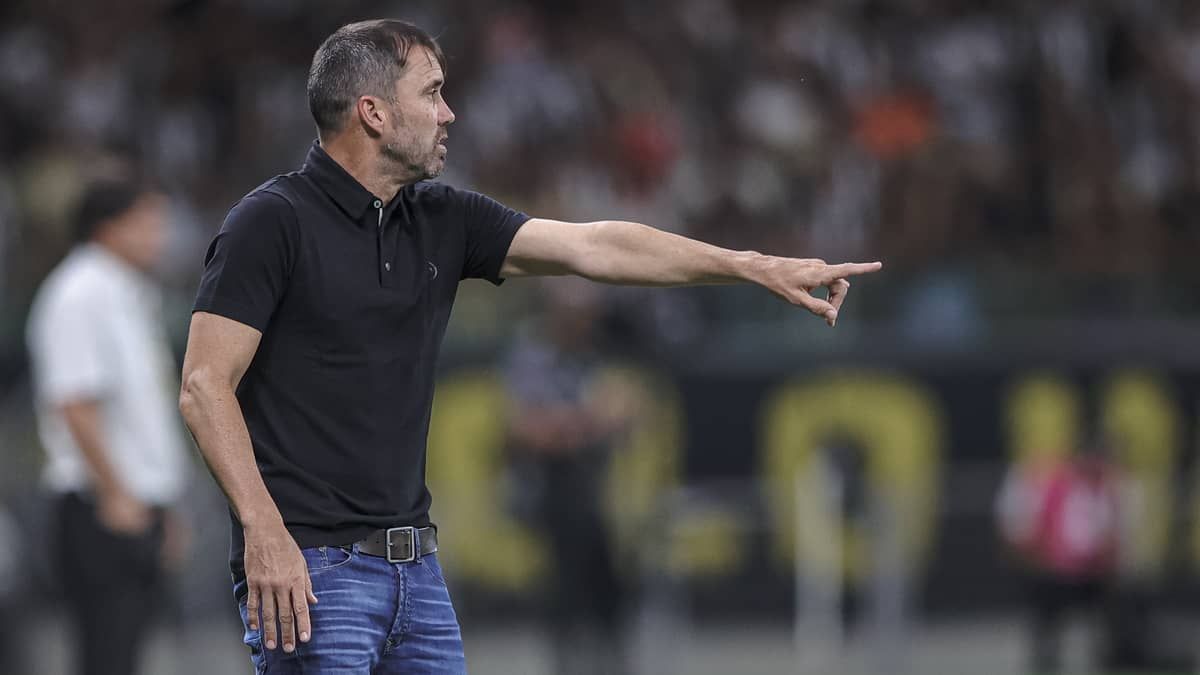 Tom da coletiva de Coudet é um pedido para sair do Atlético