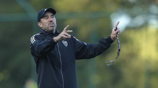 Eduardo Coudet comandou último treino em BH neste domingo (19) antes da viagem