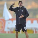 Atlético encara o Coritiba no Brasileiro, mas não tira olho do 'Furacão'