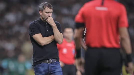 Eduardo Coudet deu bronca nos jogadores do Atlético no intervalo da partida contra o Carabobo