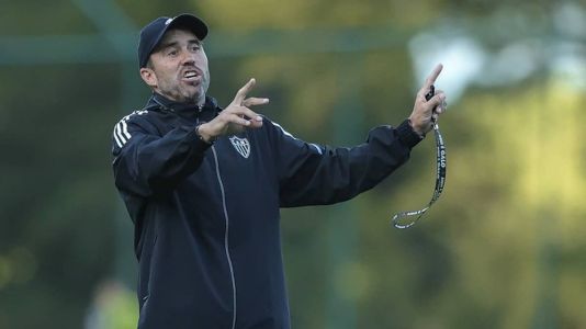 Eduardo Coudet deveria mexer no time titular do Atlético?