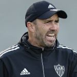 Meia do Fortaleza sai em defesa de Coudet, do Atlético: ‘Coloco mão no fogo’