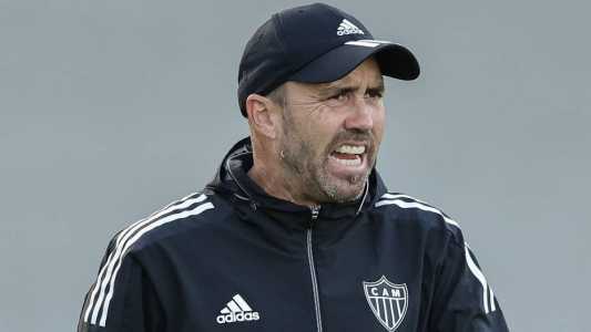 Eduardo Coudet, do Atlético, em treino na Cidade do Galo
