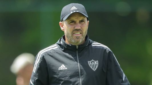 Eduardo Coudet durante treinamento na Cidade do galo